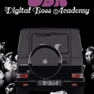 Pode incluir: Um SUV preto com um pneu sobressalente na parte traseira, o pneu tem o logotipo da Mercedes-Benz. O carro está rodeado de diamantes brilhantes. O texto "DBA" está na parte traseira do carro em letras brancas. O texto "Digital Boss Academy" está acima do carro em letras brancas.