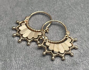 Swinging Crescent Creolen Ohrringe - 14k Gold Traditionelle Sieben Punkte Strukturierte Ohrringe