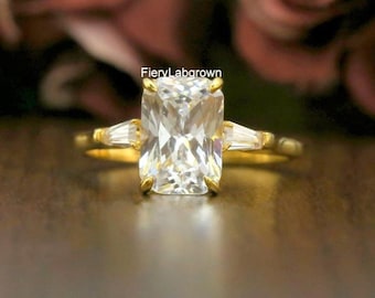 Trilogy CVD Diamant Vorschlag Ring | Strahlenförmiger Mittelstein, flankiert von zwei kleineren, konisch zulaufenden Baguette-Seitensteinen Ring | 10K Gelbgold Ring