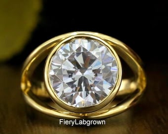 Attraktives Solitaire Bezel Set mit Split Shank Ring | 10 mm Rundschliff künstlicher Diamant-Verlobungsring | 14K Gelbgold Ring