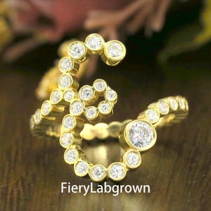 Anillo de compromiso con diamantes de talla redonda engastados en bisel / Anillo con letra E de diamantes CVD de talla redonda / Anillo de bodas de oro amarillo de 18 k / Regalo de dama de honor para ella
