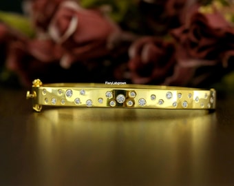 Runder Cut CVD Diamant Hochzeit Armreif | Flush Set Scattered Diamant Halb Eternity Armreif | 10K Gelbgold Armreif | Klassischer Armreif für Frauen
