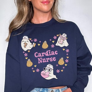 Herz Krankenschwester Sweatshirt, Geschenk für CVICU Krankenschwester, Icu Rn Pullover, Kardiologie Krankenschwester Pullover, Critical Care Einheit Rundhals, Herz-Kreislauf-Einheit