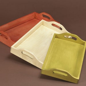 Könnte beinhalten: Drei Serviertabletts aus Holz in verschiedenen Größen und Farben. Das größte Tablett ist aus Naturholz, das mittlere Tablett ist rot und das kleinste Tablett ist grün.