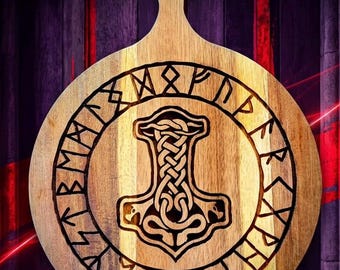 Schneidebrett aus Akazienholz mit Gravur Mjölnir und Thorshammer