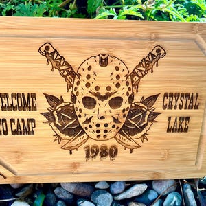 Tabla de cortar y charcutería - Camp Crystal Lake grabada en bambú de alta resistencia Jason Vorhees