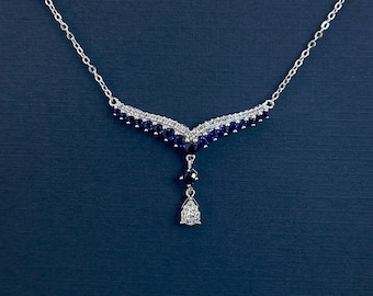 Collier pendants saphirs bleus : argent sterling rhodié, pendentif en forme de V