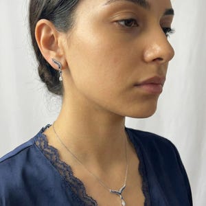 Pendientes trepadores con forma de hoja de zafiro, plata de ley rodiada (azul rey) imagen 3
