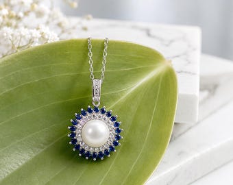Pendentif halo de perles d'eau douce et saphirs bleus : collier en argent rhodié