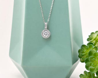 Collier halo moissanite 1,5 CTTW : pendentif grappe en argent sterling rhodié pour femme