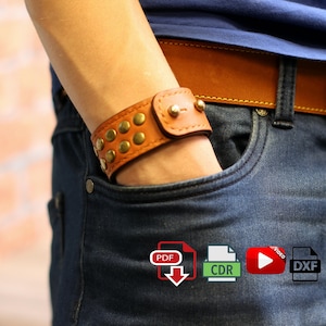 Könnte beinhalten: Ein braunes Lederarmband mit goldenen Nieten. Das Armband wird am Handgelenk einer Person getragen. Das Bild enthält auch Symbole für PDF-, CDR- und DXF-Dateien sowie ein Videosymbol.