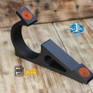 Könnte beinhalten: Schwarzer 3D-gedruckter Ständer mit einer gebogenen Oberseite und einem kleinen Logo an der Seite. Der Ständer ist so konzipiert, dass er ein Telefon oder ein anderes Gerät hält. Das Bild enthält den Text "3D PRINT" und ".stl x4".