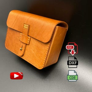 Könnte beinhalten: Eine rechteckige, hellbraune Ledertasche mit Klappenverschluss und einem messingfarbenen Knopf. Die Tasche hat einen genähten Rand und ein dekoratives Webdetail am Riemen. Das Bild enthält auch Symbole für PDF-, DXF- und CDR-Dateien sowie ein YouTube-Videosymbol.