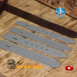 Könnte beinhalten: Ein brauner Ledergürtel liegt über vier grauen Gürtelschablonen. Die Schablonen sind mit den Maßen "25 mm" und "35 mm" gekennzeichnet. Das Bild enthält ein 3D-Druck-Logo und den Text ".stl x4 EU Size".