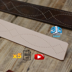 Könnte beinhalten: Nahaufnahme von zwei Ledergürtelriemen. Einer ist hellbraun mit einem gepunkteten Muster, der andere dunkelbraun mit einem genähten Design. Das Bild enthält auch Symbole für 3D-Druck, ein Video und eine STL-Datei.