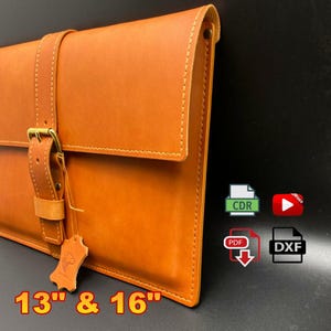Puede incluir: Un portafolio de cuero marrón claro con cierre de hebilla y una pequeña etiqueta de cuero. Disponible en tamaños de 33 cm y 41 cm. El diseño incluye bordes cosidos y una hebilla de latón.