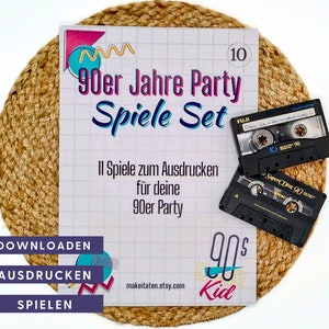 Può includere: Un set di giochi per feste degli anni '90 stampabile con 11 giochi da scaricare e stampare. Il set include un foglio di carta bianco con un motivo a griglia e il testo "90er Jahre Party Spiele Set" in un carattere retrò colorato. La carta è su un tappetino intrecciato marrone con due cassette audio vintage sopra. Il testo "DOWNLOADEN AUSDRUCKEN SPIELEN" è in fondo al foglio.