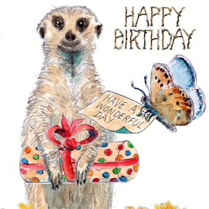 3308 Stokstaartje HAPPY BIRTHDAY-kaart, staand glimlachend met een cadeau in de hand waarvan een vlinder een prachtige dag wenst. Dit kan worden gepersonaliseerd