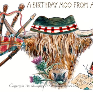 2572 Tarjeta de FELIZ CUMPLEAÑOS con vaca de las Tierras Altas escocesas que dice: "Un mugido de cumpleaños de una vaca". Un sombrero, un ganso y una gaita. Se puede personalizar.