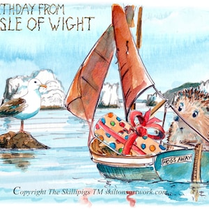 Biglietto di auguri di BUON COMPLEANNO dall'Isola di Wight, riccio marinaio che naviga su una barca a vela e il faro di The Needles. Può essere personalizzato. N. 5 IOW