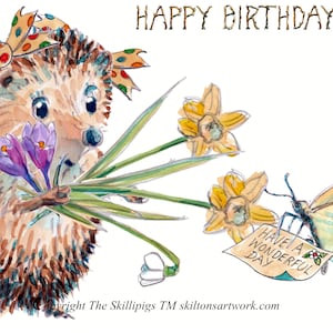 2962 Biglietto di auguri di buon compleanno con un mazzo di fiori primaverili, narcisi e crochi e naturalmente un riccio femmina. Può essere personalizzato