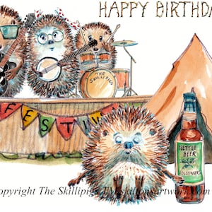 130 Biglietto di auguri di buon compleanno per festival musicale, gruppo pop sul palco con il nostro riccio con tenda che beve birra (birra all'ortica). Può essere personalizzato