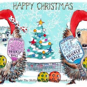 3427 Pickle ball Cartão de Feliz Natal, jogadores de ouriço de Pickleball na neve com rede e árvore com dois jogadores. Pode ser personalizado.