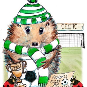 1 Celtic Happy Geburtstagskarte Fußballanhänger grün-weißer Schal und Mütze mit Ball, Becher und Igelregel. Kann personalisiert werden.