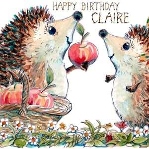 2826 Apfel HAPPY BIRTHDAY Karte, Igel niedliches Paar, hält einen Apfel Geschenk an seine Freundin mit einem Obstkorb. Kann personalisiert werden.