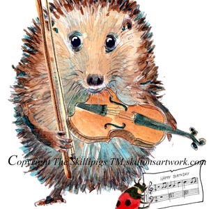 Könnte beinhalten: Aquarellillustration eines Igels, der Geige spielt, mit einem Marienkäfer, der Noten liest. Die Worte "HAPPY BIRTHDAY" stehen oben. Der Igel ist braun und hellbraun, und der Marienkäfer ist rot mit schwarzen Punkten.