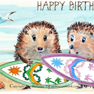 2571 HAPPY BIRTHDAY carte de surf. Sports nautiques extrêmes pour hérissons sur la plage de bord de mer avec planches de surf. Peut être personnalisé