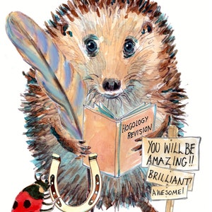 3133 Prüfungen Glückskarte mit deinen Abituren ein männlicher Igel mit seinem Übungsbuch. Dieser kann personalisiert werden.