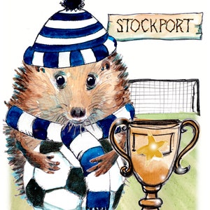 STOCKPORT Fußballanhänger Happy Birthday, Mütze, Schal und Fußball. blau-weißes Bastelset. Kann personalisiert werden. Nr.1 STOCKPORT