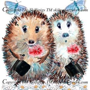 Peut inclure: Illustration à l'aquarelle de deux hérissons tenant des fleurs et des chapeaux hauts-de-forme, avec des papillons au-dessus. Les mots "HAPPY ANNIVERSARY" sont en haut. Des marguerites sont en bas. Copyright The Skillipigs TM skiltonsartwork.com.