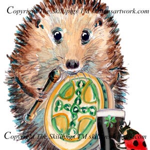 Könnte beinhalten: Aquarellillustration eines Igels mit Trommel, Mallet, einem Pint Stout und einem Marienkäfer. Der Text "LÁ BREITHE SHONA DUIT" ist enthalten. Copyright The Skillipigs TM skitionsartwork.com.