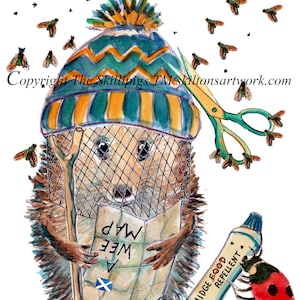 Op de afbeelding: Een grappige verjaardagskaart met een egel met een blauw, geel en groene muts en een kaart. De kaart bevat de tekst "HAPPY BIRTHDAY FROM THE WEE BEASTIES" en een tube "MIDGE FOOD REPELLENT".