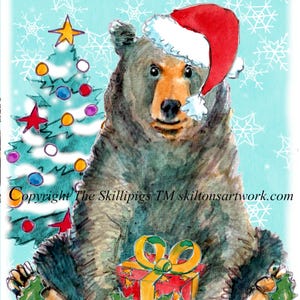 4119 Bär Frohe Weihnachtskarte Schwarzbär mit Geschenk und Stechpalme und Weihnachtsbaum. Kann personalisiert werden.