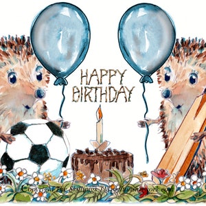 2601 Zwillinge HAPPY BIRTHDAY Zwillingskarte für Jungen . Eines mit einem Cricketschläger und das andere mit einem Fussball. Kann mit Namen und Alter personalisiert werden