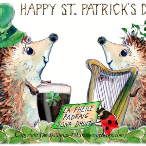 3536 Carte de fête de la Saint-Patrick, bilingue, représentant des hérissons en gaélique irlandais avec un trèfle, un chapeau, une bière brune et une harpe. Peut être personnalisé ou gaélique