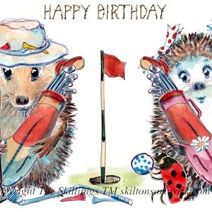 3698 golf Carte JOYEUX ANNIVERSAIRE pour les golfeurs. Un couple de hérissons, mâles et femelles, tenant leur sac avec leurs clubs de golf. Peut être personnalisé.