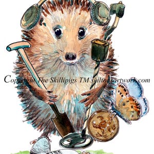 Może przedstawiać: Akwarelowa ilustracja jeża ze słuchawkami, trzymającego łopatę i wykrywacz metali. Motyl i zakopany przedmiot również znajdują się na obrazie. Tekst "HAPPY HUNTING" znajduje się na górze.