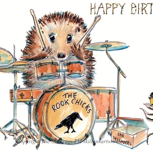 196 bateria cartão de FELIZ ANIVERSÁRIO, kit de bateria hedgehog drummer, caixa de baixo, pratos, tons e suportes. protetores de ouvido ladybird. Pode ser personalizado
