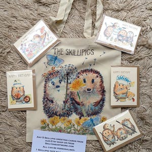 Gratis draagtas bij aankoop van 5 Skillipig-kaarten. Alle 5 kaarten uit onze Etsy-shop of kaarten op skiltonsartwork.com kunnen worden gepersonaliseerd.