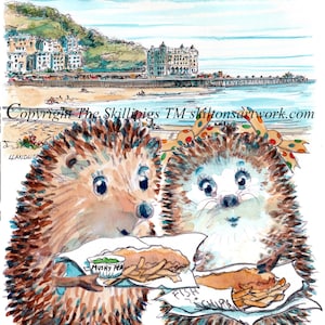 1 LLANDUDNO Wales Paar isst Fish and Chips auf der Flaniermeile. Mole und Strand im Hintergrund. Igel Grußkarte. Kann personalisiert werden