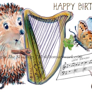 Tarjeta de cumpleaños 4440 de un arpista irlandés. Música de feliz cumpleaños. Erizo tocando o aprendiendo el trébol mariposa de Irlanda. Personalizable.