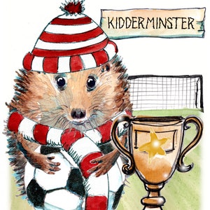 KIDDERMINSTER cartão de futebol Harriers torcedor Feliz Aniversário chapéu cachecol. Kit azul e amarelo. Pode ser personalizado. No.22 KIDDERMINSTER