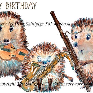 Puede incluir: Ilustración en acuarela de tres erizos tocando instrumentos musicales. Uno toca el violín, otro el saxofón y el tercero el fagot. Las palabras "HAPPY BIRTHDAY" están en la parte superior.