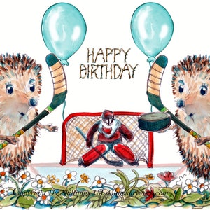 2915 Eishockey HAPPY BIRTHDAY Zwillingskarte. Jungen Igel Spieler. Auf dem Eis mit Puck und Stöcken Tor und Torhüter. Kann personalisiert werden