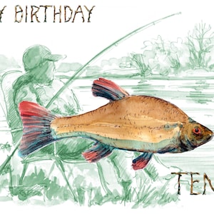 4060 Cartão de aniversário de pesca de tenca Feliz aniversário. Pescador grosseiro na margem do rio ou lago. Pode ser personalizado.