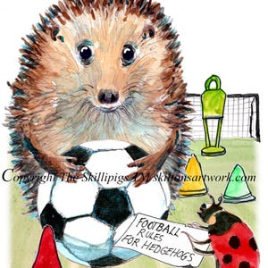 Könnte beinhalten: Aquarellillustration eines Igels, der einen Fußball hält, mit dem Text "HAPPY BIRTHDAY COACH" oben. Ein Marienkäfer und Verkehrskegel sind ebenfalls vorhanden. Das Schild lautet "FOOTBALL RULES FOR HEDGEHOGS".